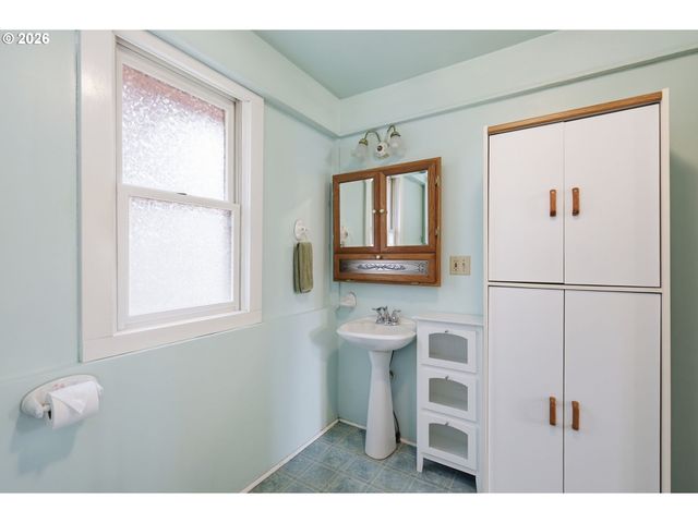 446 E St, Springfield, OR 97477