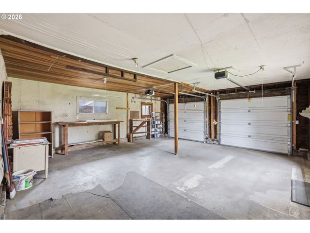 446 E St, Springfield, OR 97477