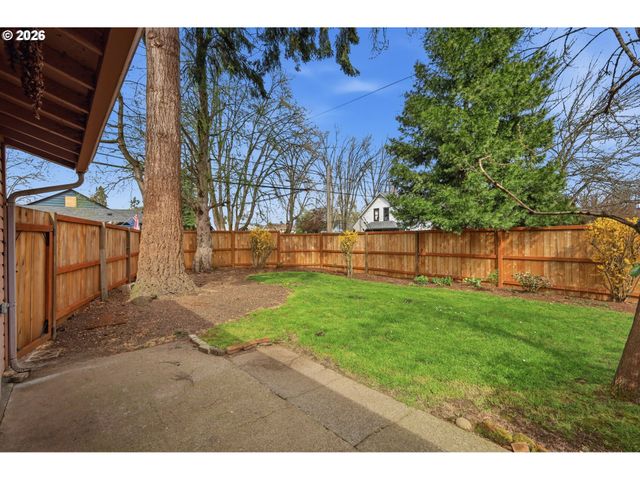 446 E St, Springfield, OR 97477