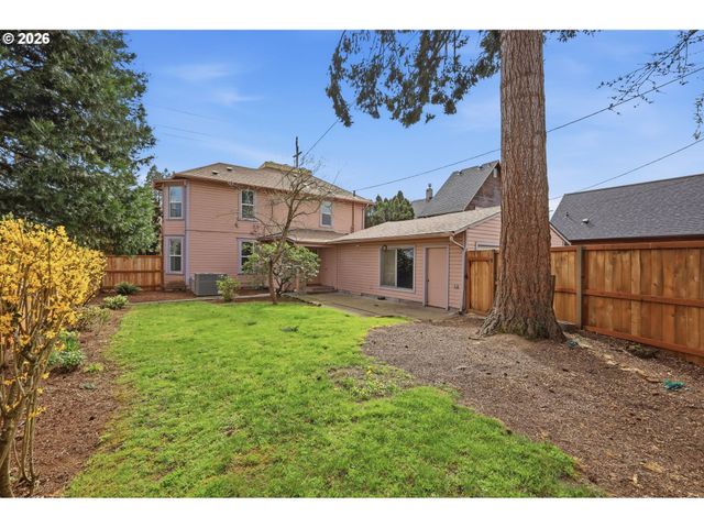 446 E St, Springfield, OR 97477