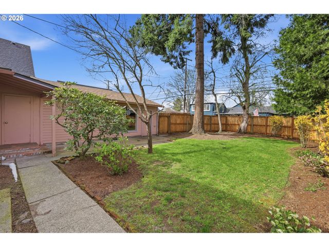 446 E St, Springfield, OR 97477