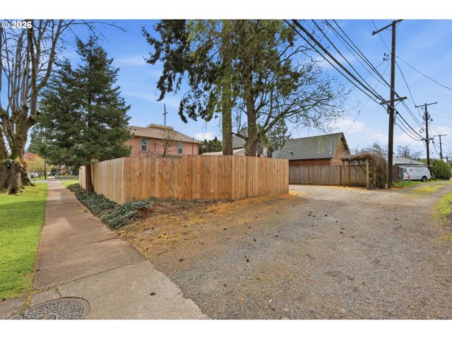 446 E St, Springfield, OR 97477