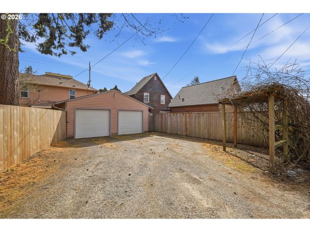 446 E St, Springfield, OR 97477