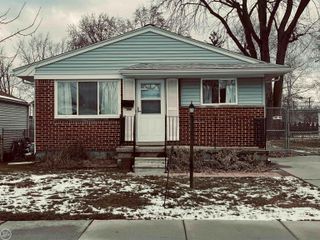 22217 Dorion Drive, Saint Clair Shores, MI 48082