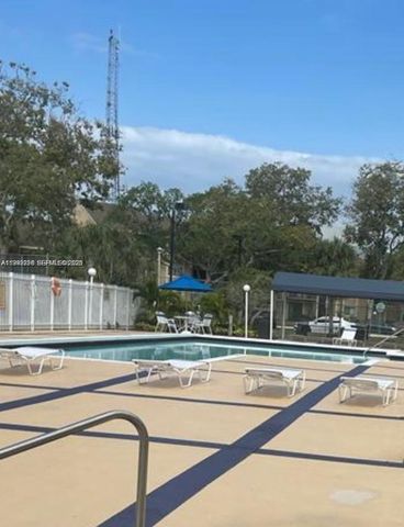 301 E Palm Cir E 301, Pembroke Pines, FL 33025