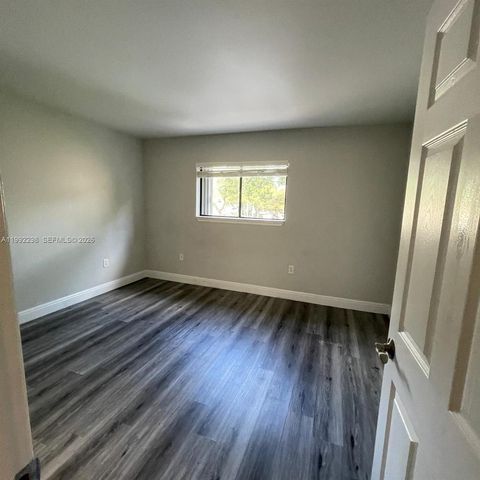 301 E Palm Cir E 301, Pembroke Pines, FL 33025