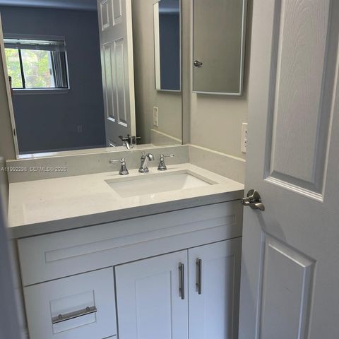 301 E Palm Cir E 301, Pembroke Pines, FL 33025