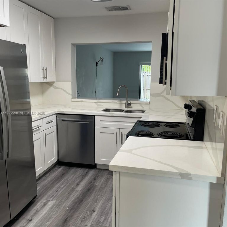 301 E Palm Cir E 301, Pembroke Pines, FL 33025