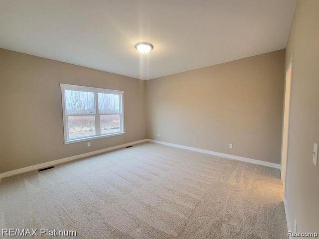 865 Oakwood Circle 24, Fenton, MI 48430