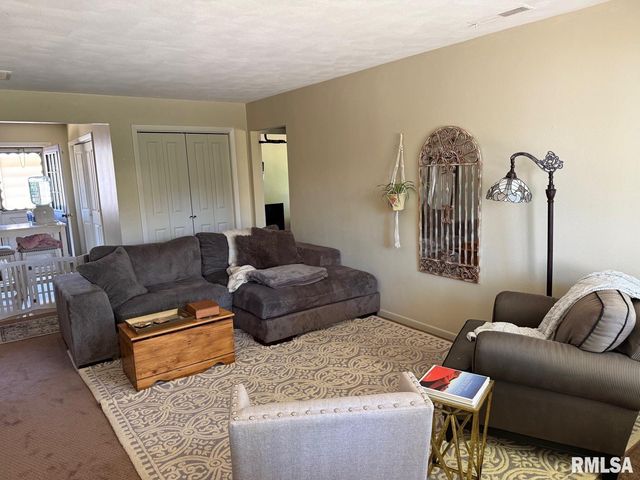 3401 N PEORIA Avenue, Peoria, IL 61603