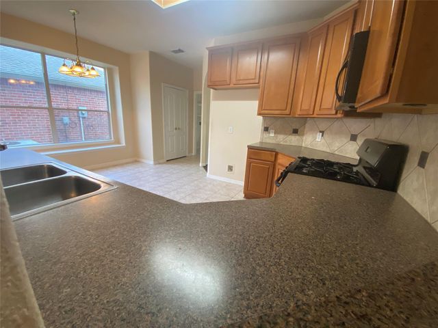9210 Hidden Lake E, Magnolia, TX 77354