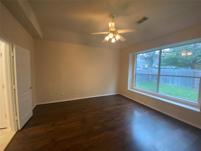 9210 Hidden Lake E, Magnolia, TX 77354