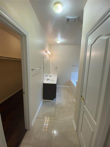 9210 Hidden Lake E, Magnolia, TX 77354