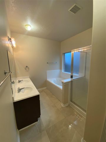 9210 Hidden Lake E, Magnolia, TX 77354