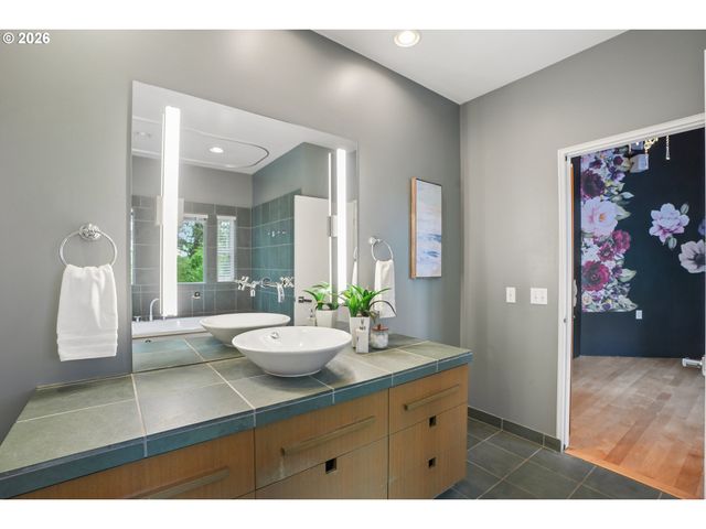 2525 BIRDHILL Dr S, Salem, OR 97302