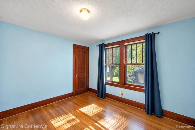 233 E Farnum Avenue, Royal Oak, MI 48067
