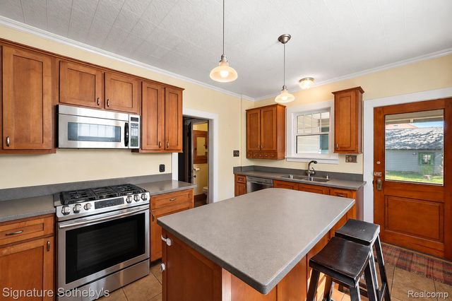233 E Farnum Avenue, Royal Oak, MI 48067
