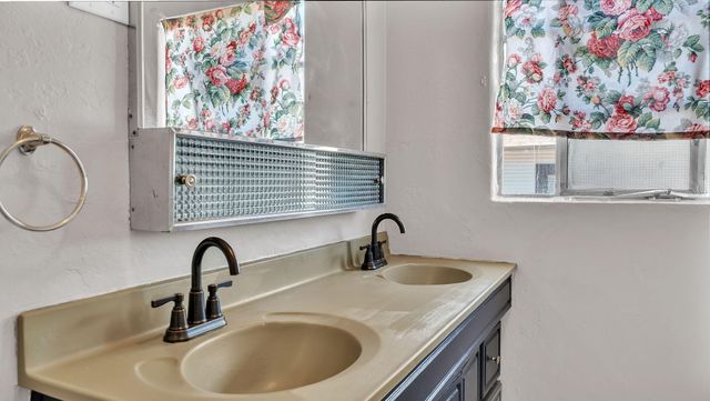 205 Harvard Drive SE, Albuquerque, NM 87106