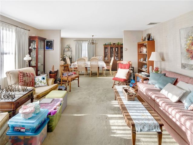 89 North Court, Tiverton, RI 02878