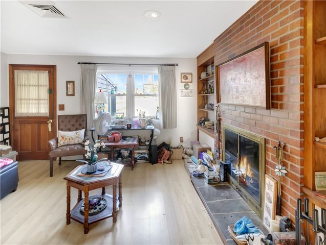 89 North Court, Tiverton, RI 02878