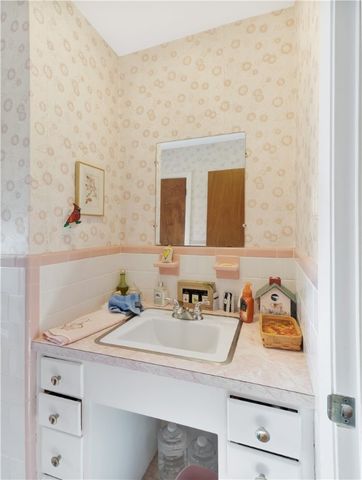 89 North Court, Tiverton, RI 02878