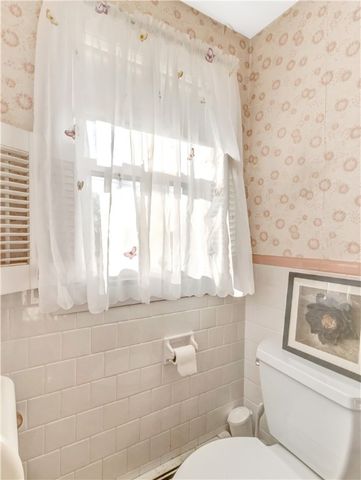 89 North Court, Tiverton, RI 02878