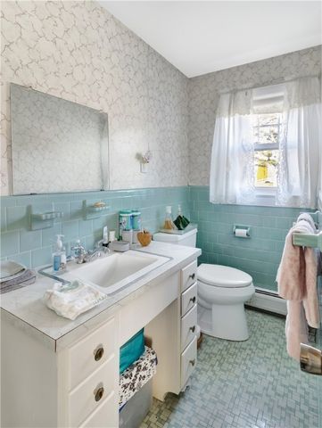 89 North Court, Tiverton, RI 02878