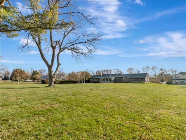 89 North Court, Tiverton, RI 02878