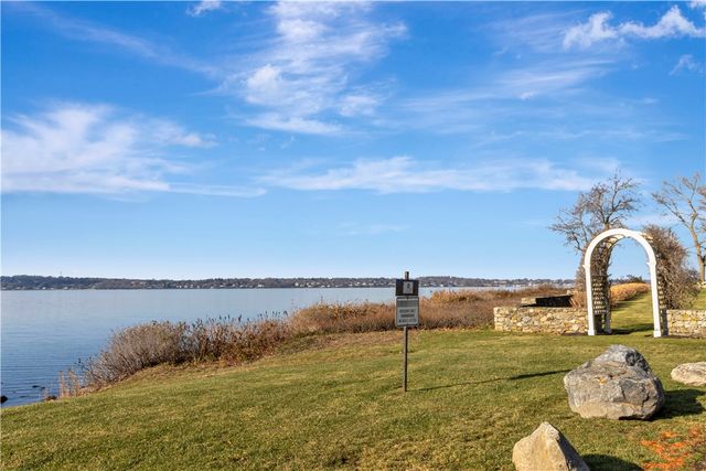 89 North Court, Tiverton, RI 02878