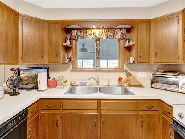 89 North Court, Tiverton, RI 02878