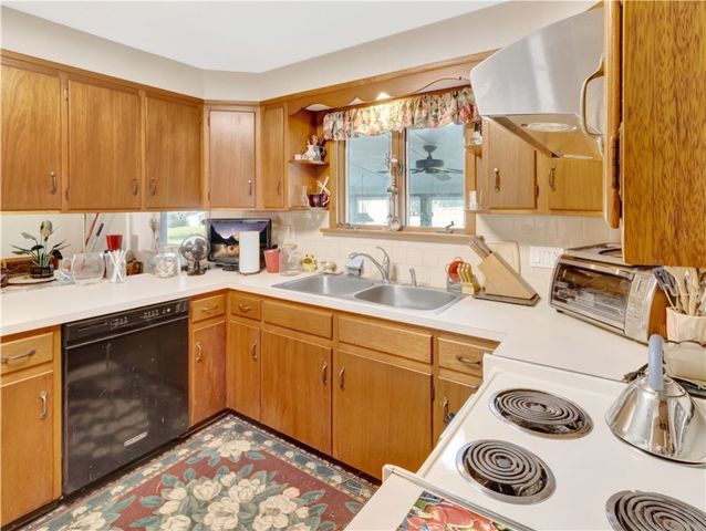 89 North Court, Tiverton, RI 02878