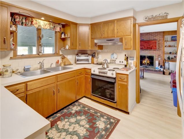 89 North Court, Tiverton, RI 02878