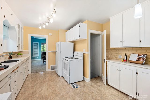 1120 N Montgomery Avenue, Bremerton, WA 98312