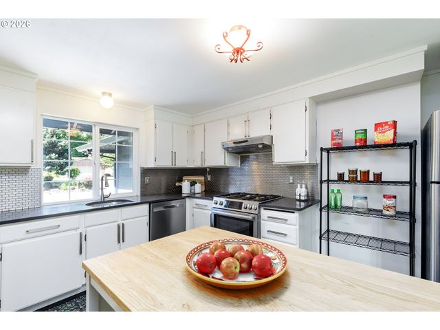 16425 Se STERLING Cir, Milwaukie, OR 97267