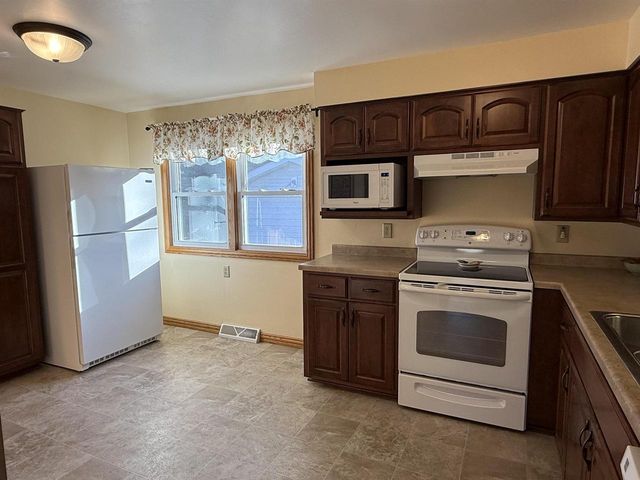 833 COLONIAL AVENUE, Green Bay, WI 54304