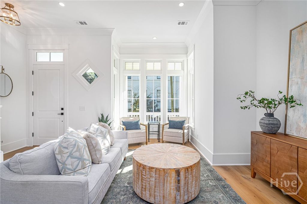 Image 4 of property listing at 306 W 38th Street, Savannah, GA 31401