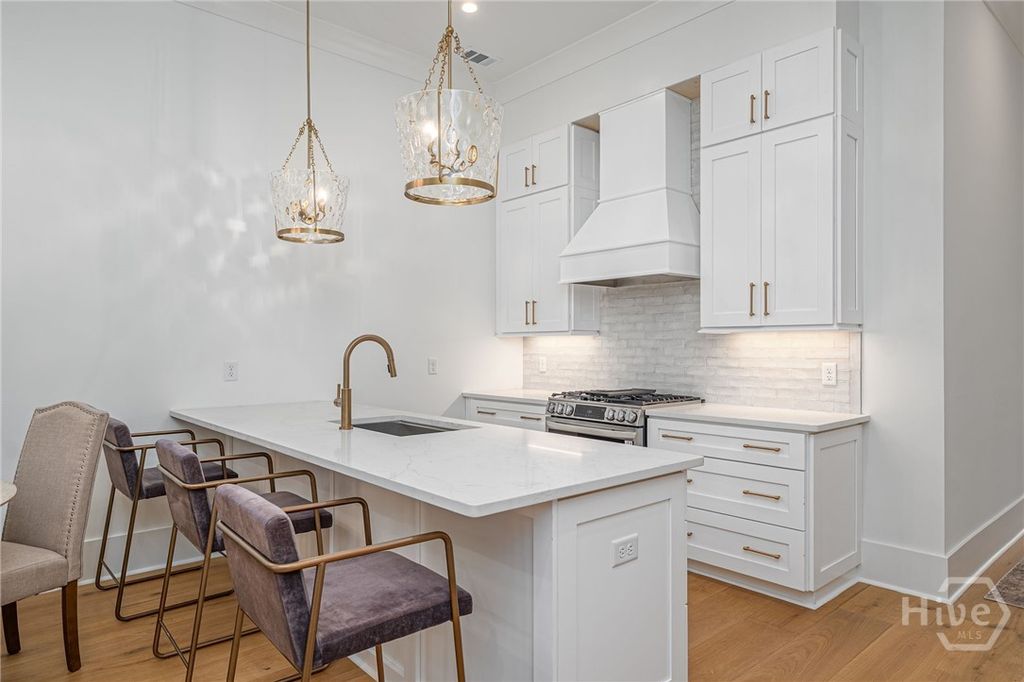 Image 8 of property listing at 306 W 38th Street, Savannah, GA 31401