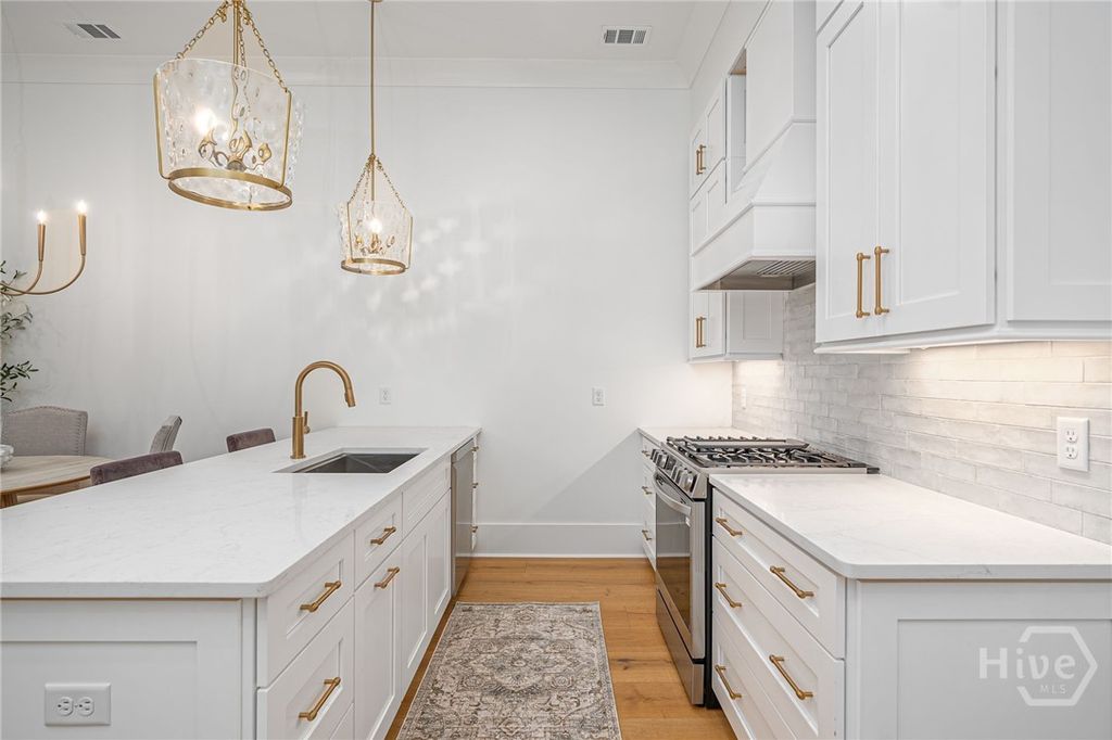 Image 9 of property listing at 306 W 38th Street, Savannah, GA 31401