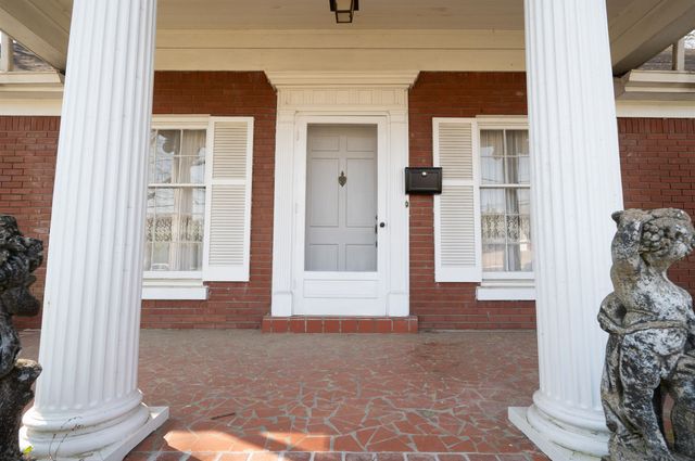 319 E POPLAR AVE, Collierville, TN 38017