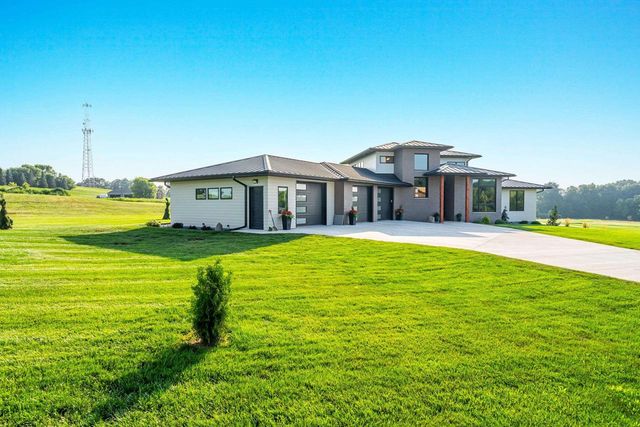 W8251 HACKBERRY HILLS ROAD, Hortonville, WI 54944