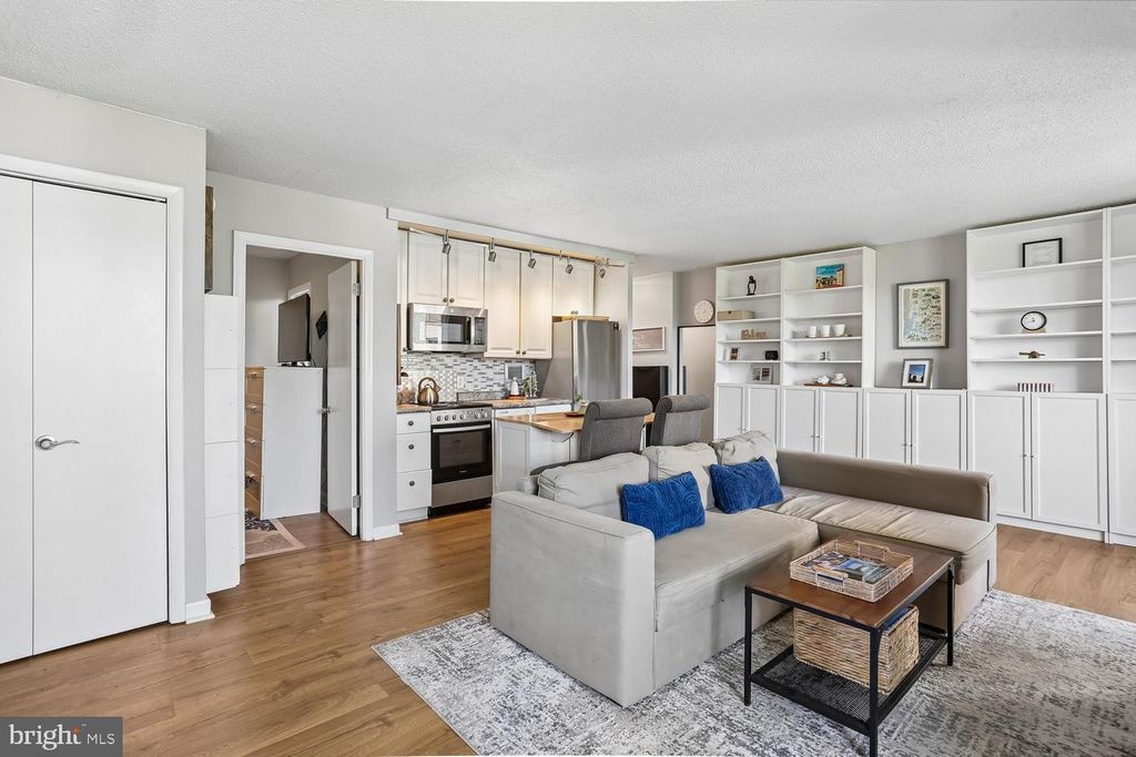 Image 4 of property listing at 7501 DEMOCRACY BLVD #B-222, Bethesda, MD 20817