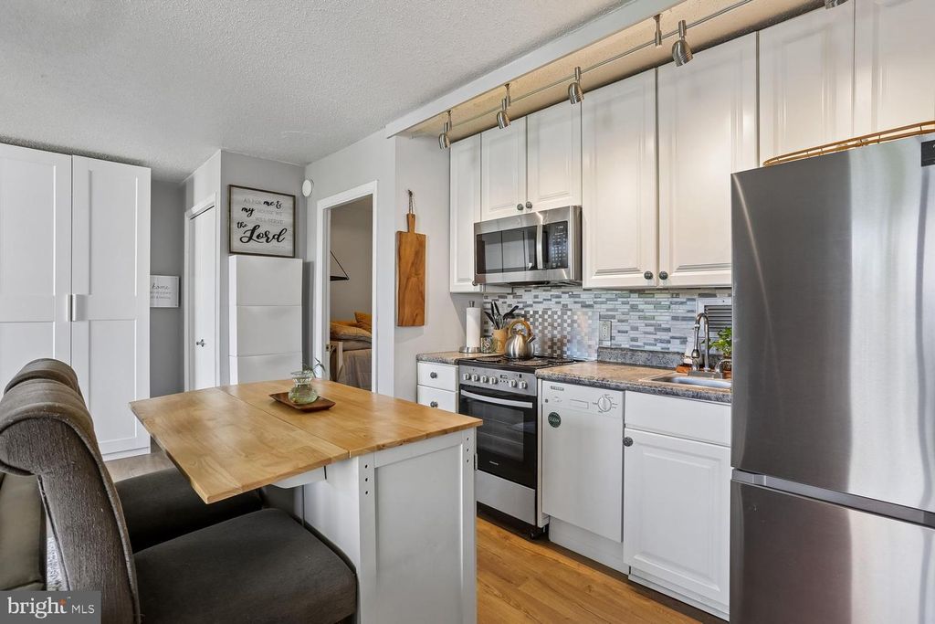 Image 5 of property listing at 7501 DEMOCRACY BLVD #B-222, Bethesda, MD 20817