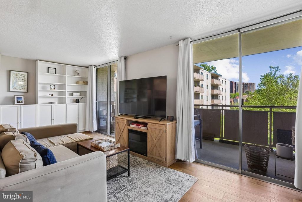 Image 6 of property listing at 7501 DEMOCRACY BLVD #B-222, Bethesda, MD 20817