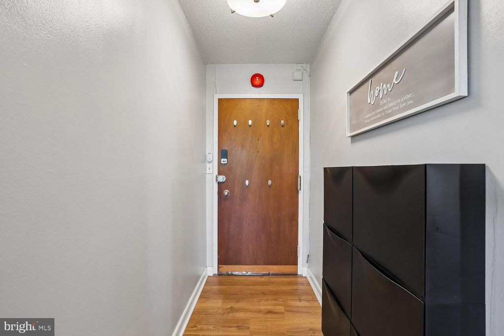 Image 8 of property listing at 7501 DEMOCRACY BLVD #B-222, Bethesda, MD 20817