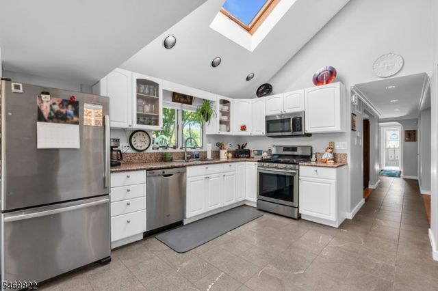 8 Lakeview Ct, Jefferson Twp., NJ 07438