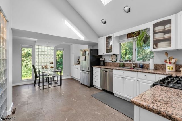 8 Lakeview Ct, Jefferson Twp., NJ 07438