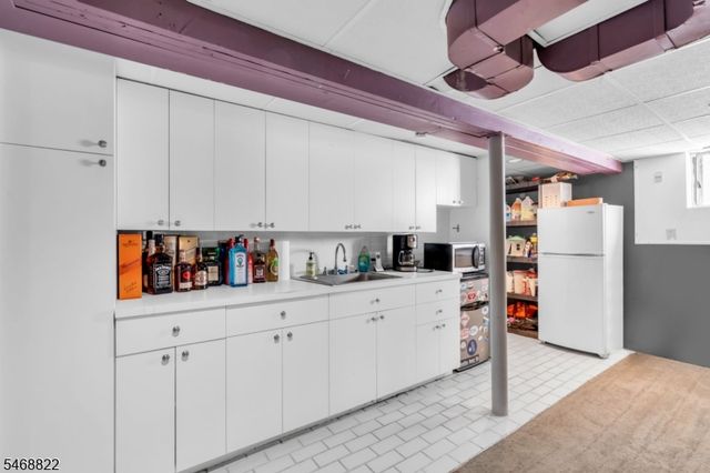 8 Lakeview Ct, Jefferson Twp., NJ 07438