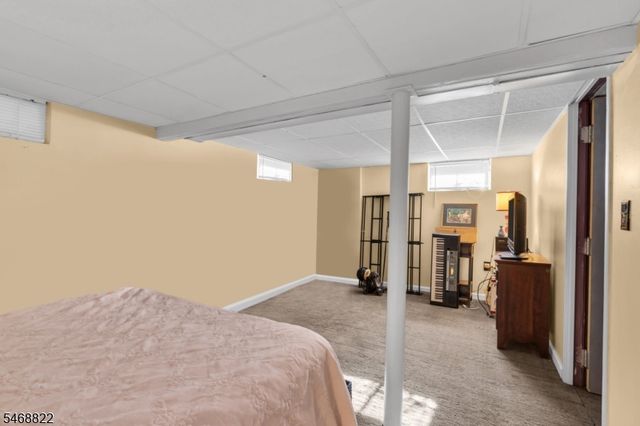 8 Lakeview Ct, Jefferson Twp., NJ 07438