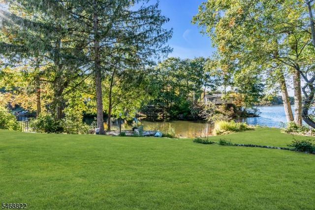 8 Lakeview Ct, Jefferson Twp., NJ 07438