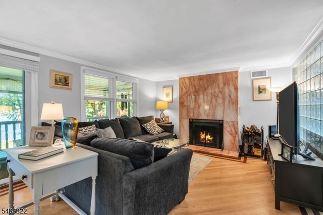 8 Lakeview Ct, Jefferson Twp., NJ 07438